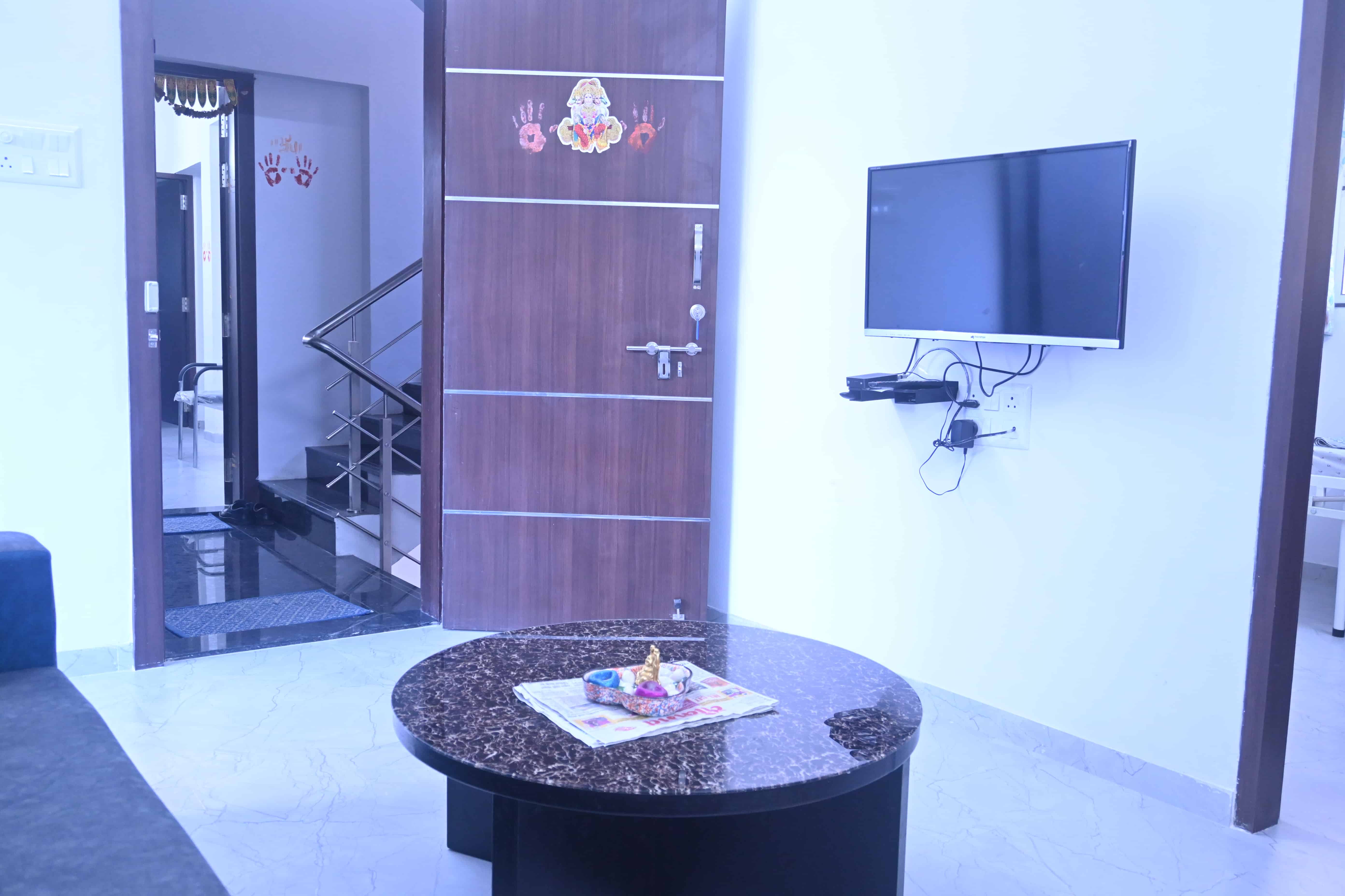 Paras Old age home - Cozy Hall with TV & Reading Corner